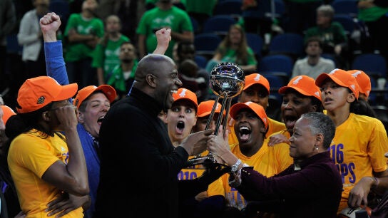 Magic Johnson entrega el trofeo de la WNBA a las jugadoras de los Sparks de los &Aacute;ngeles