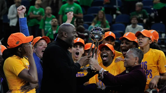 Magic Johnson entrega el trofeo de la WNBA a las jugadoras de los Sparks de los Ángeles Magic Johnson entrega el trofeo de la WNBA a las jugadoras de los Sparks de los Ángeles