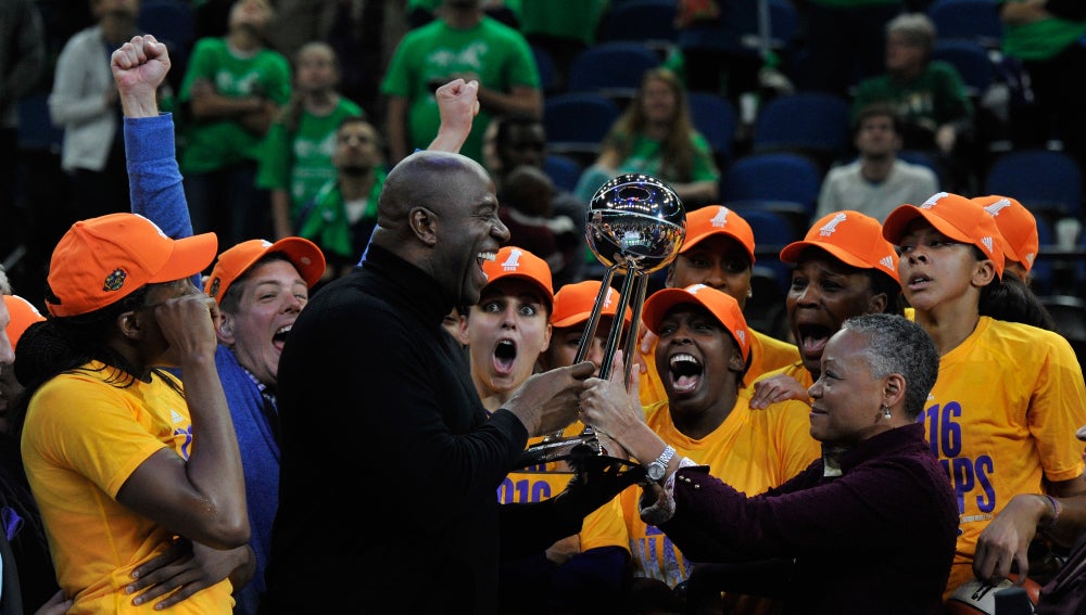 Magic Johnson entrega el trofeo de la WNBA a las jugadoras de los Sparks de los Ángeles
