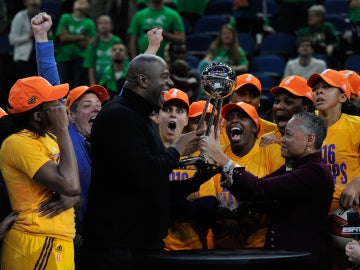 Magic Johnson entrega el trofeo de la WNBA a las jugadoras de los Sparks de los Ángeles Magic Johnson entrega el trofeo de la WNBA a las jugadoras de los Sparks de los Ángeles
