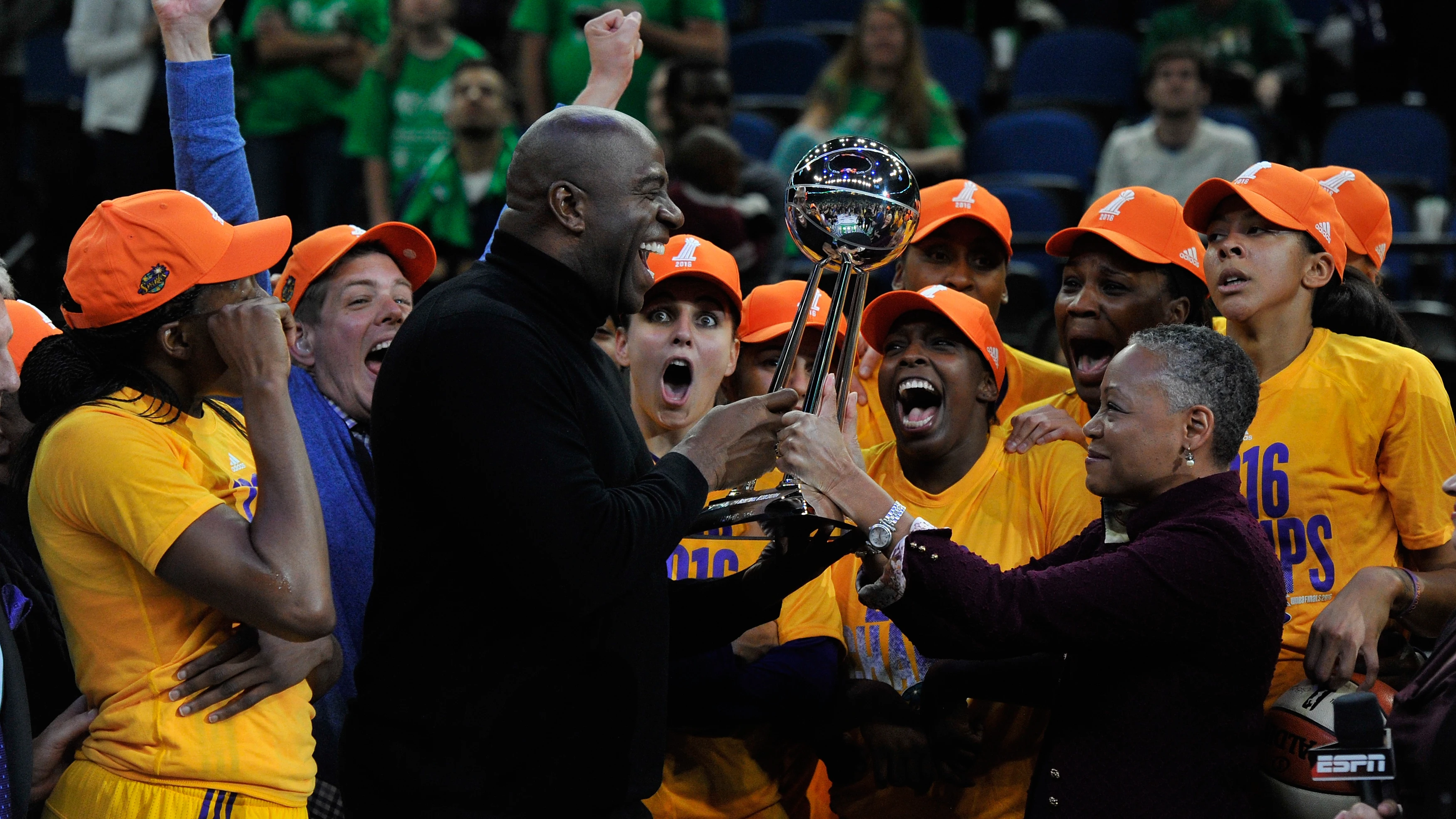 Magic Johnson entrega el trofeo de la WNBA a las jugadoras de los Sparks de los &Aacute;ngeles