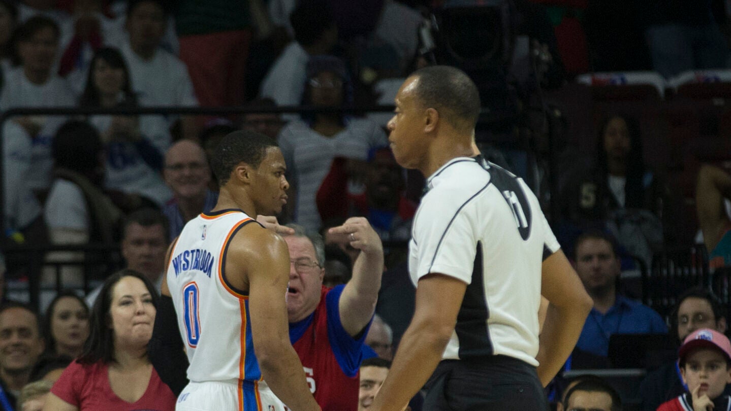 Un aficionado de los 76ers insulta a Russell Westbrook durante el encuentro