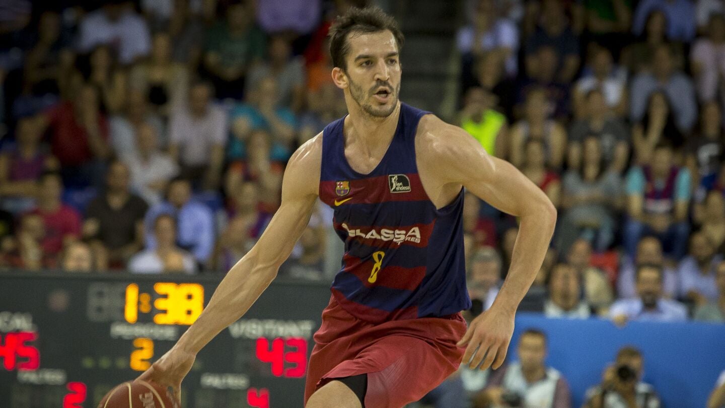 Pau Ribas conduce el bal&oacute;n en un partido con el Barcelona Lassa