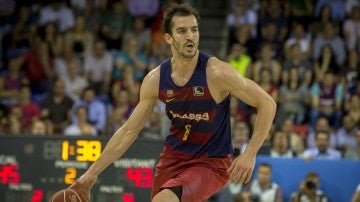Pau Ribas conduce el balón en un partido con el Barcelona Lassa