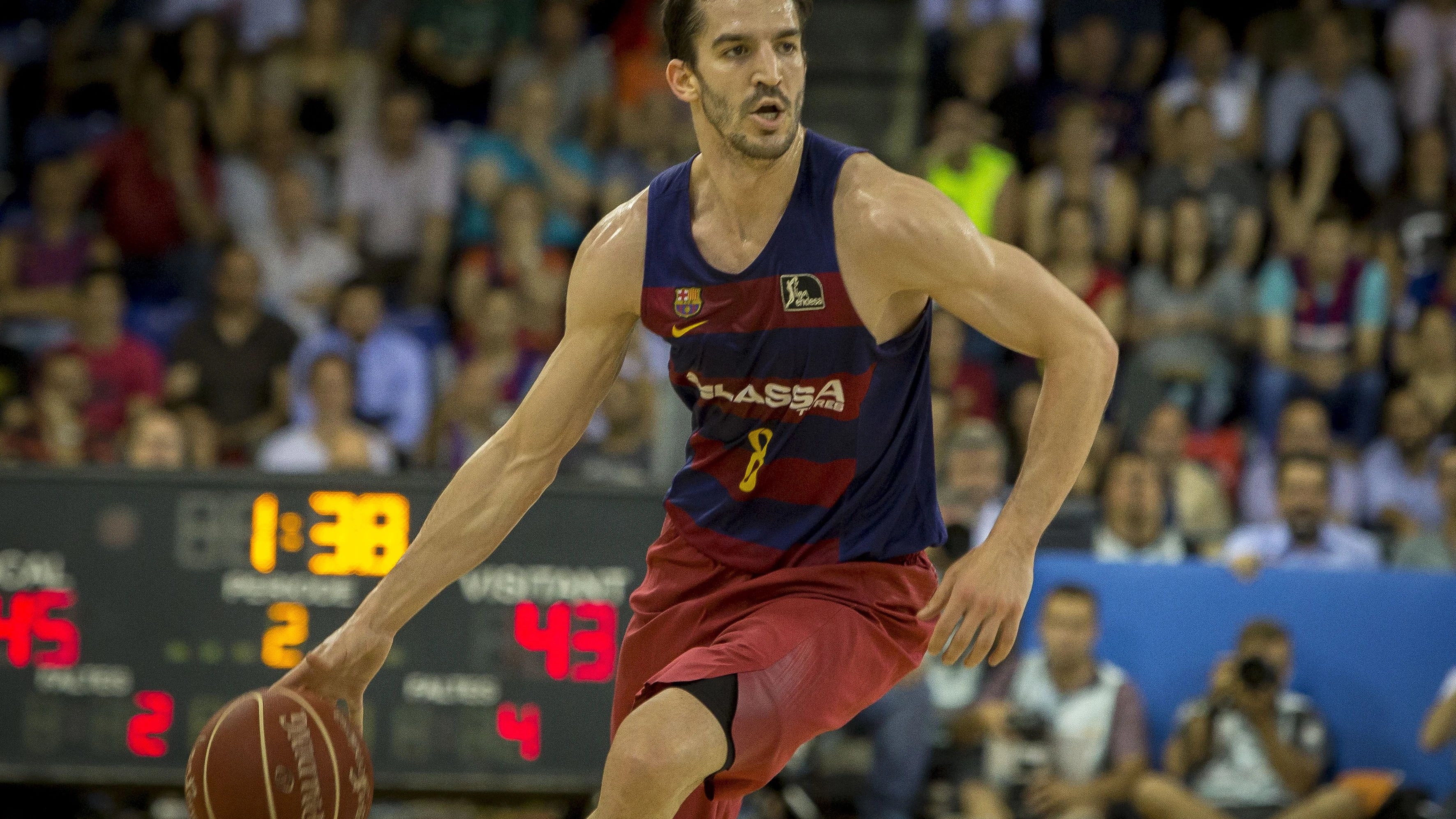 Pau Ribas conduce el balón en un partido con el Barcelona Lassa