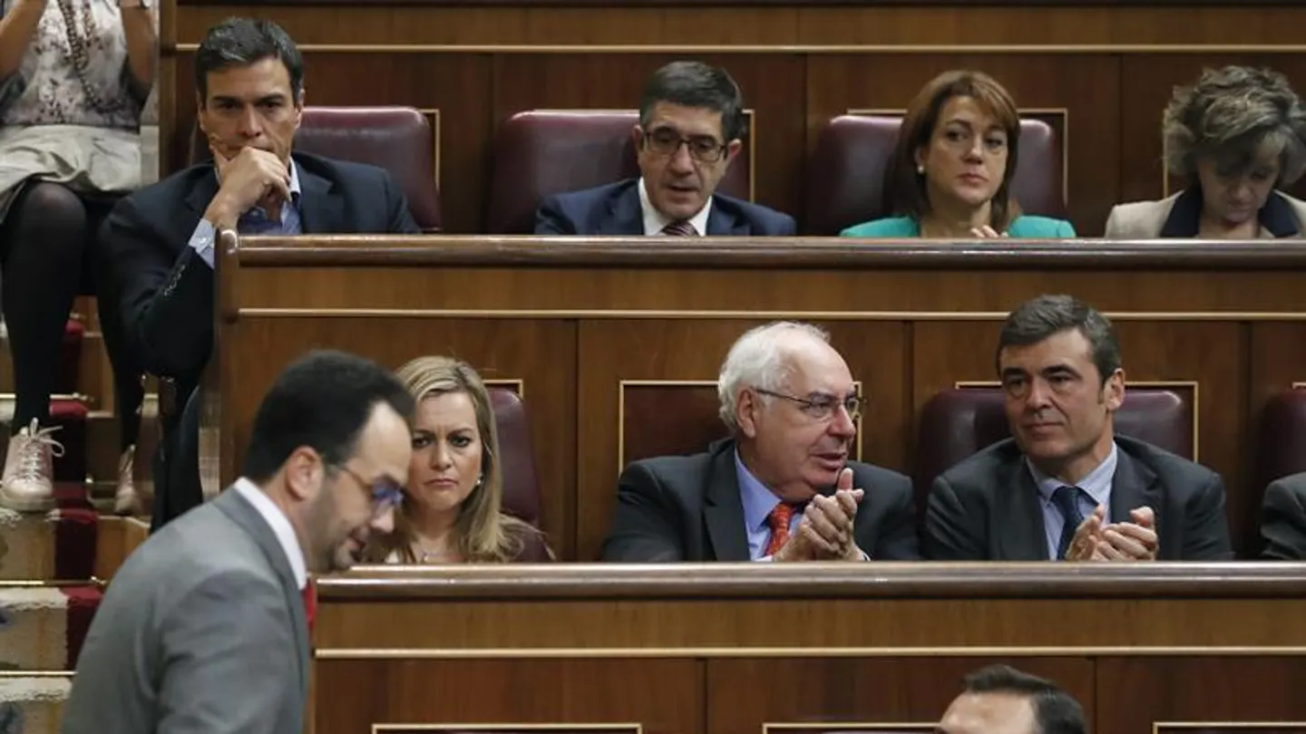 Pedro Sánchez se mantiene impasible tras el discurso de Antonio Hernando Pedro Sánchez se mantiene impasible tras el discurso de Antonio Hernando