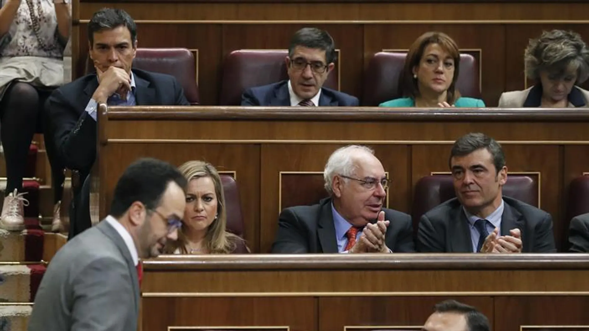Pedro Sánchez se mantiene impasible tras el discurso de Antonio Hernando
