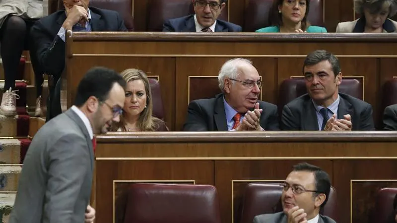 Pedro Sánchez se mantiene impasible tras el discurso de Antonio Hernando