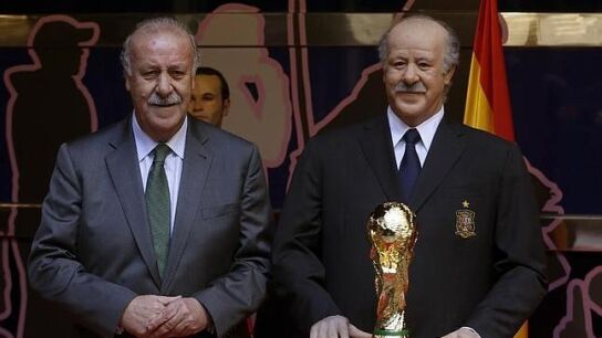 Vicente del Bosque, junto a su figura del Museo de Cera