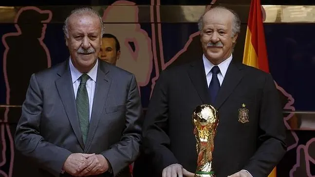 Vicente del Bosque, junto a su figura del Museo de Cera