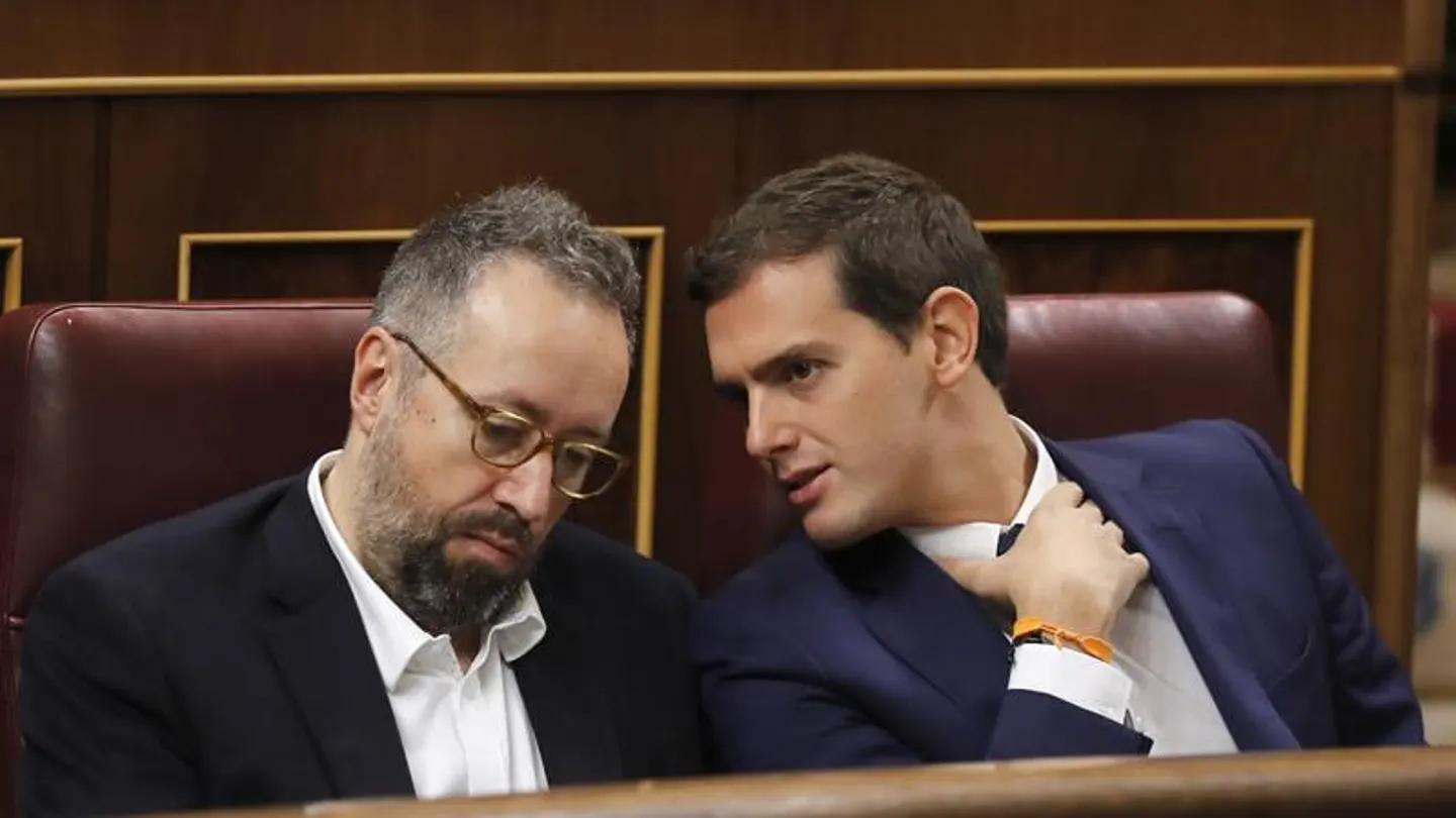 Albert Rivera comparte confidencias con Girauta en el Congreso de los Diputados Albert Rivera comparte confidencias con Girauta en el Congreso de los Diputados