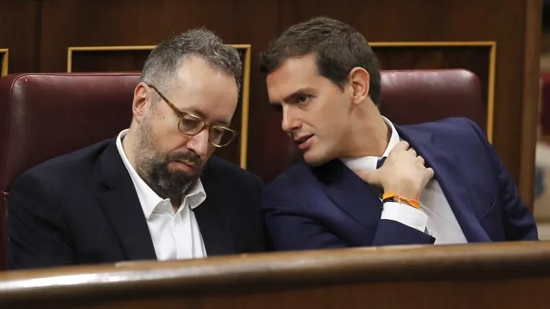 Albert Rivera comparte confidencias con Girauta en el Congreso de los Diputados