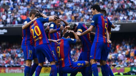 Los jugadores del Bar&ccedil;a tras recibir el botellazo en Mestalla