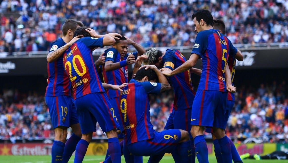 Los jugadores del Barça tras recibir el botellazo en Mestalla