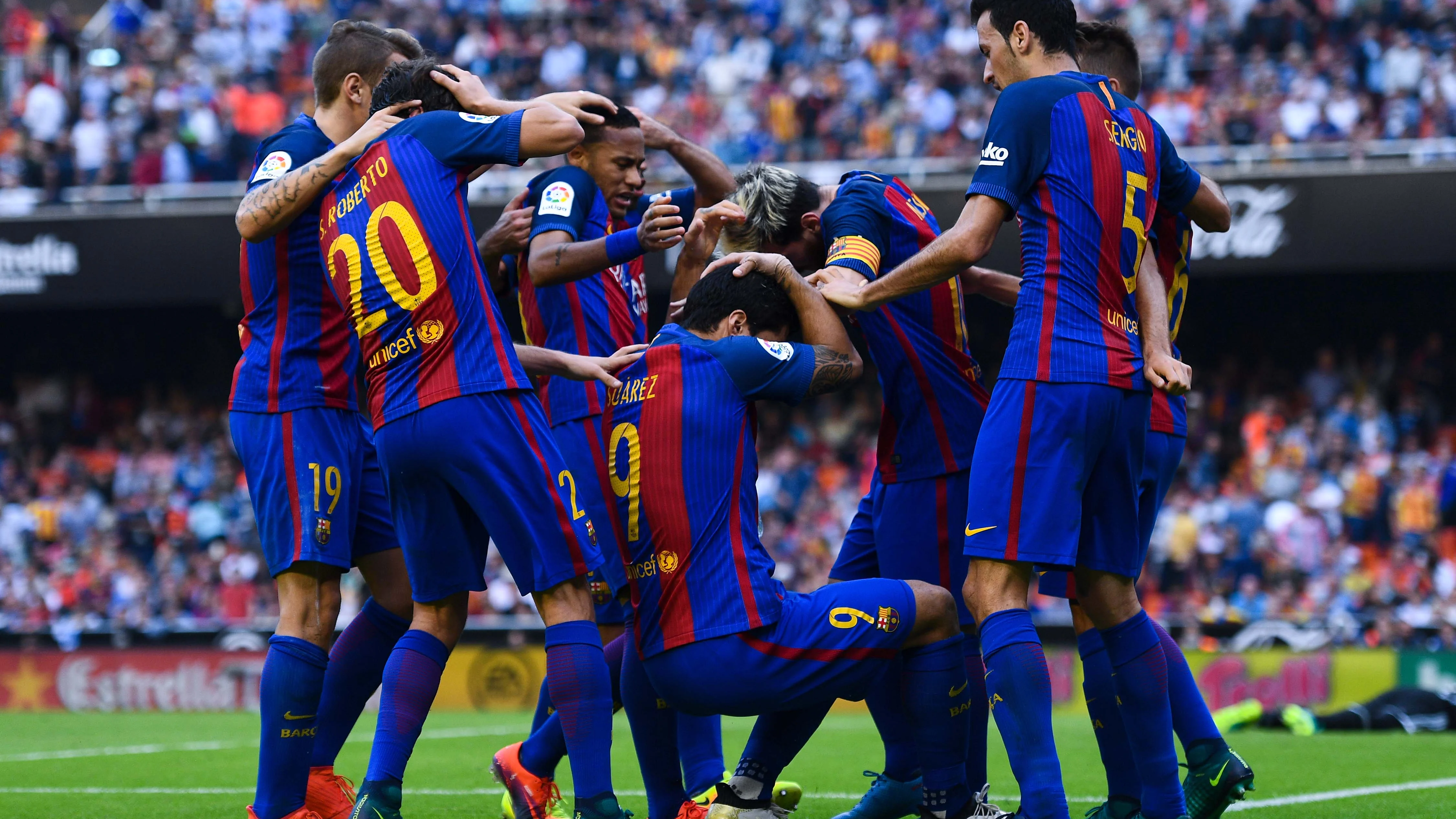 Los jugadores del Barça tras recibir el botellazo en Mestalla