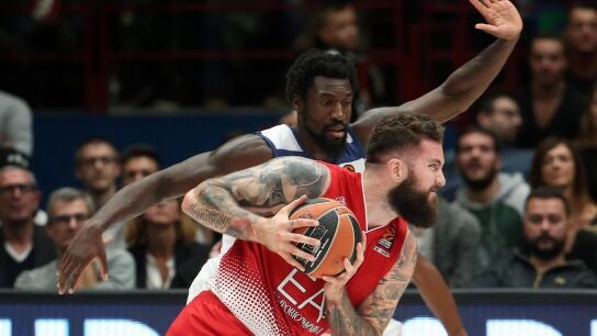 Othello Hunter intenta arrebatar el bal&oacute;n a Raduljica