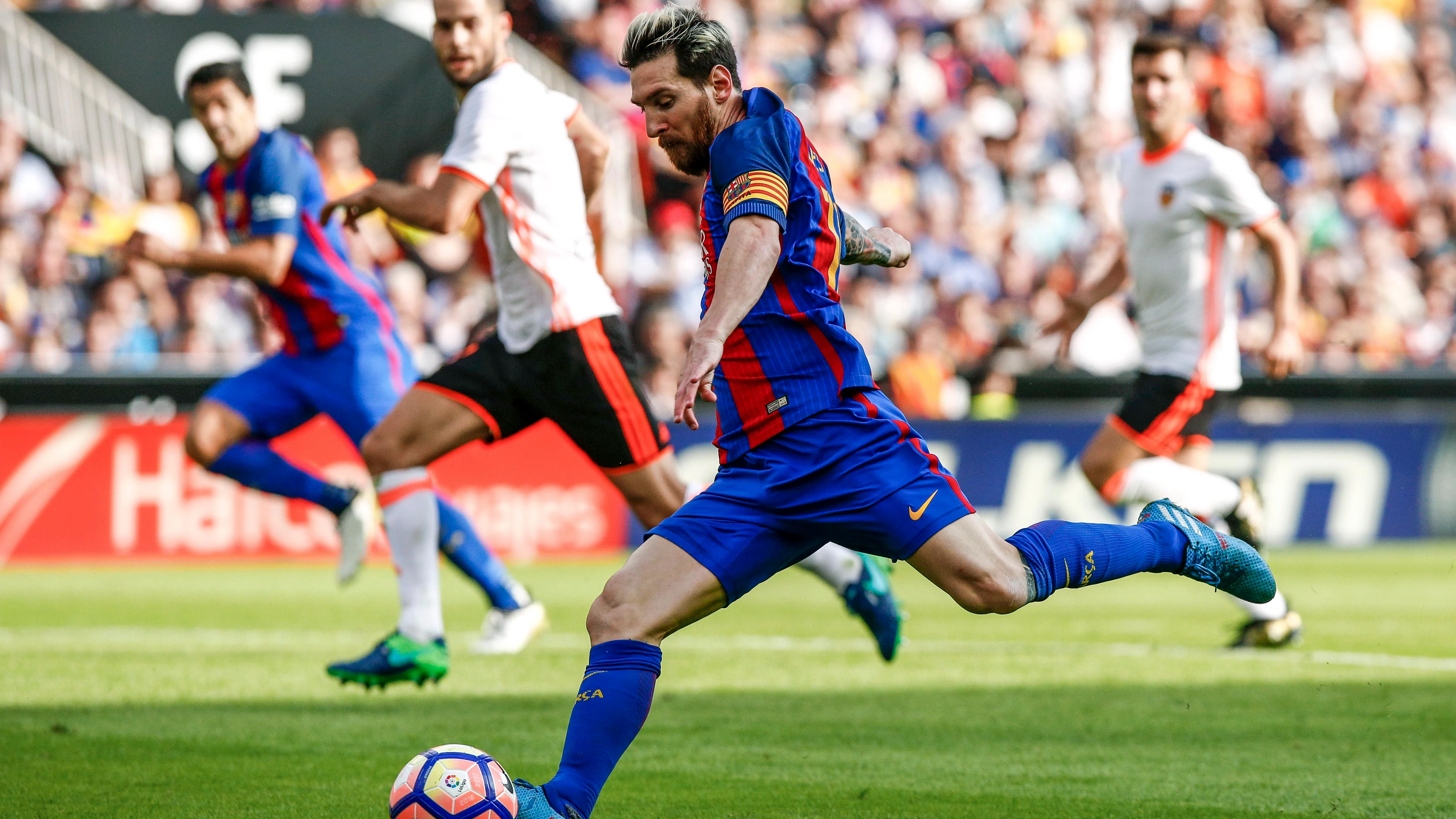 Leo Messi ante el Valencia CF Leo Messi ante el Valencia CF