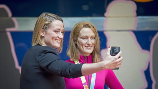 El selfie de Mireia Belmonte junto a su figura de cera El selfie de Mireia Belmonte junto a su figura de cera