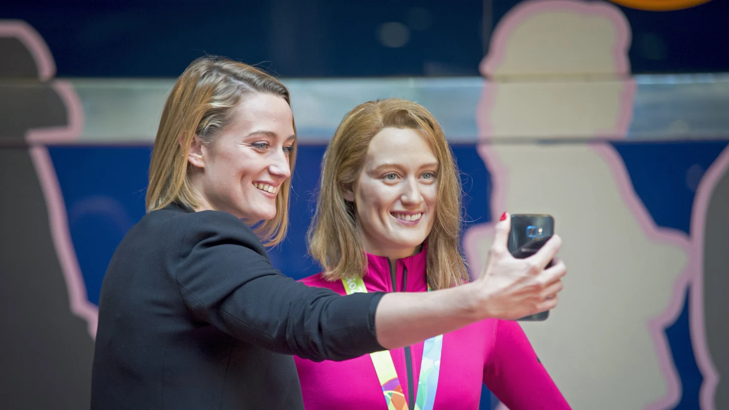 El selfie de Mireia Belmonte junto a su figura de cera El selfie de Mireia Belmonte junto a su figura de cera