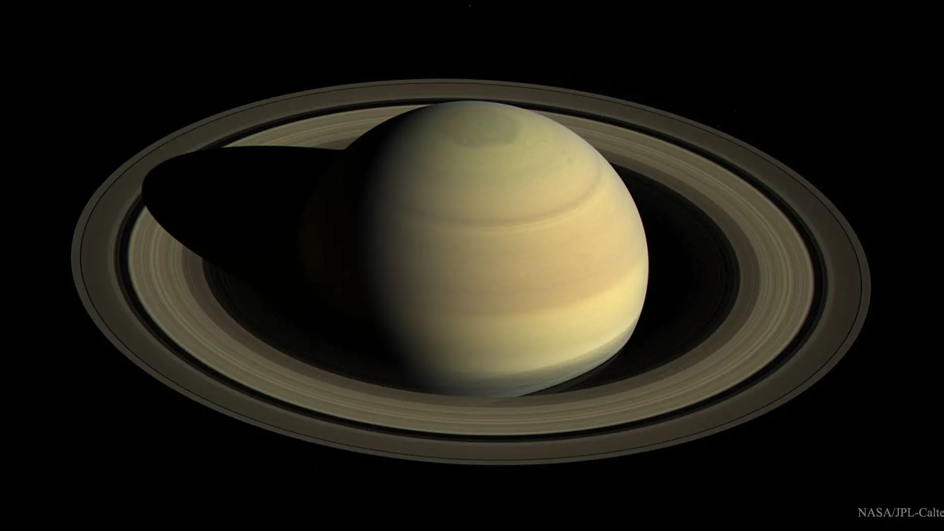 El planeta Saturno fotografiado por la sonda Cassini