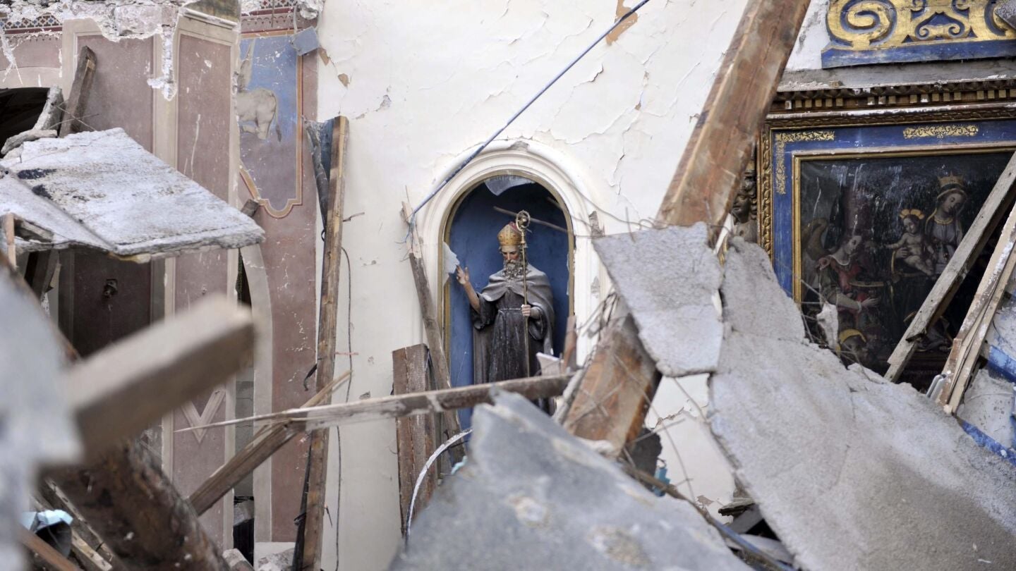 Vista de una iglesia da&ntilde;ada por el terremoto de este jueves en la localidad de Villa Sant'Antonio 