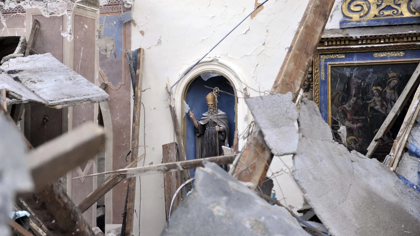 Vista de una iglesia dañada por el terremoto de este jueves en la localidad de Villa Sant'Antonio Vista de una iglesia dañada por el terremoto de este jueves en la localidad de Villa Sant'Antonio