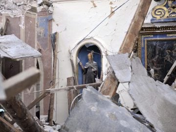 Vista de una iglesia dañada por el terremoto de este jueves en la localidad de Villa Sant'Antonio Vista de una iglesia dañada por el terremoto de este jueves en la localidad de Villa Sant'Antonio
