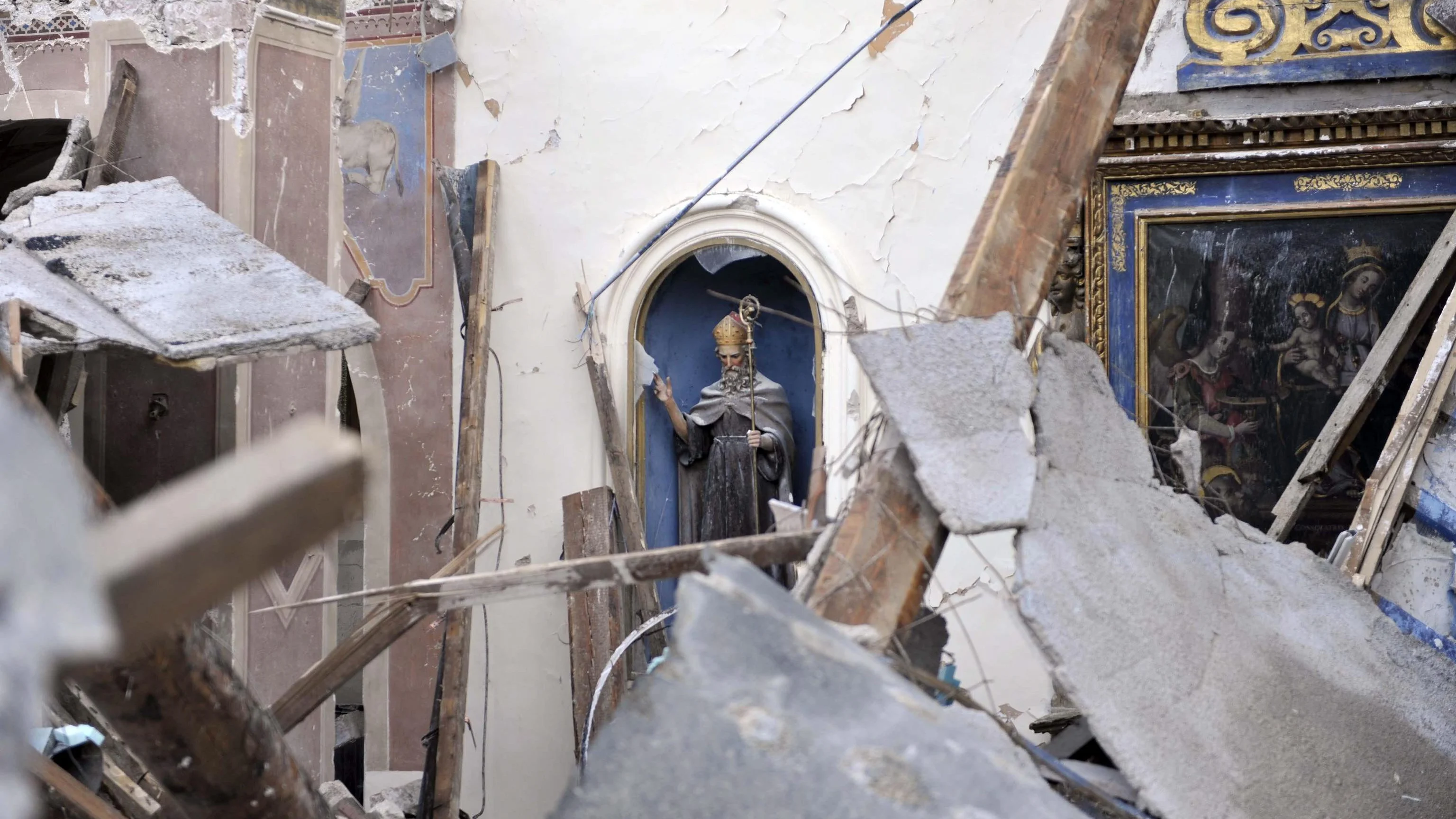 Vista de una iglesia dañada por el terremoto de este jueves en la localidad de Villa Sant'Antonio 