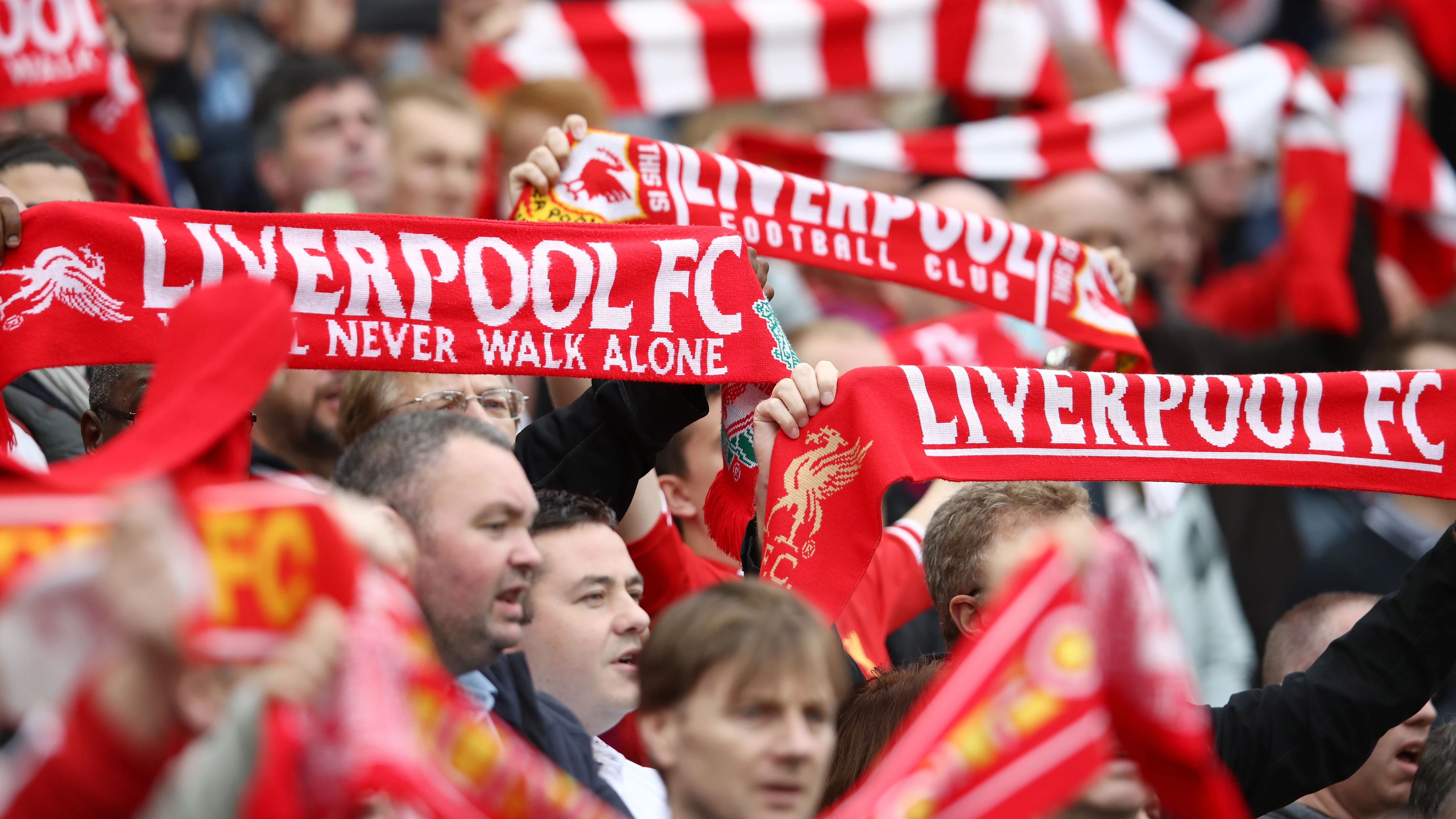 Aficionados del Liverpool durante un partido Aficionados del Liverpool durante un partido