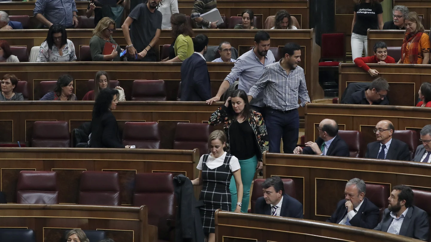 Los diputados del Congreso abandonan el hemiciclo Los diputados del Congreso abandonan el hemiciclo