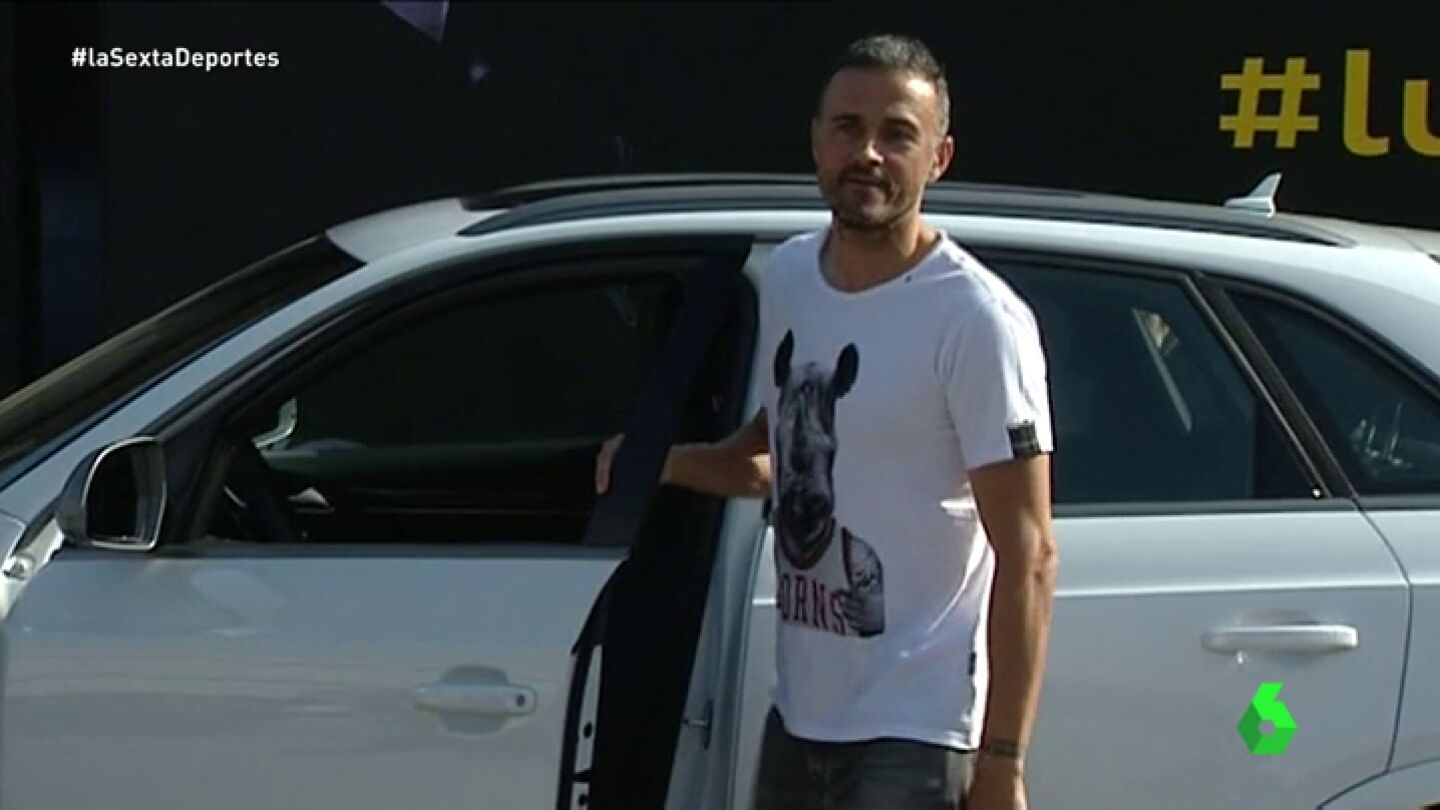 Frame 7.036403 de: Luis Enrique bromea con el coche que le da el Bar&ccedil;a: "Yo hab&iacute;a pedido uno azul..."