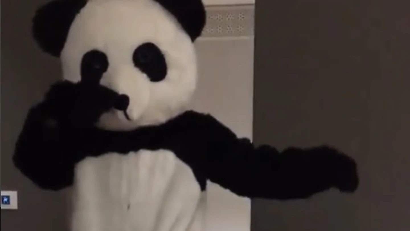Patrice Evra se viste de panda para protestar contra el racismo Patrice Evra se viste de panda para protestar contra el racismo