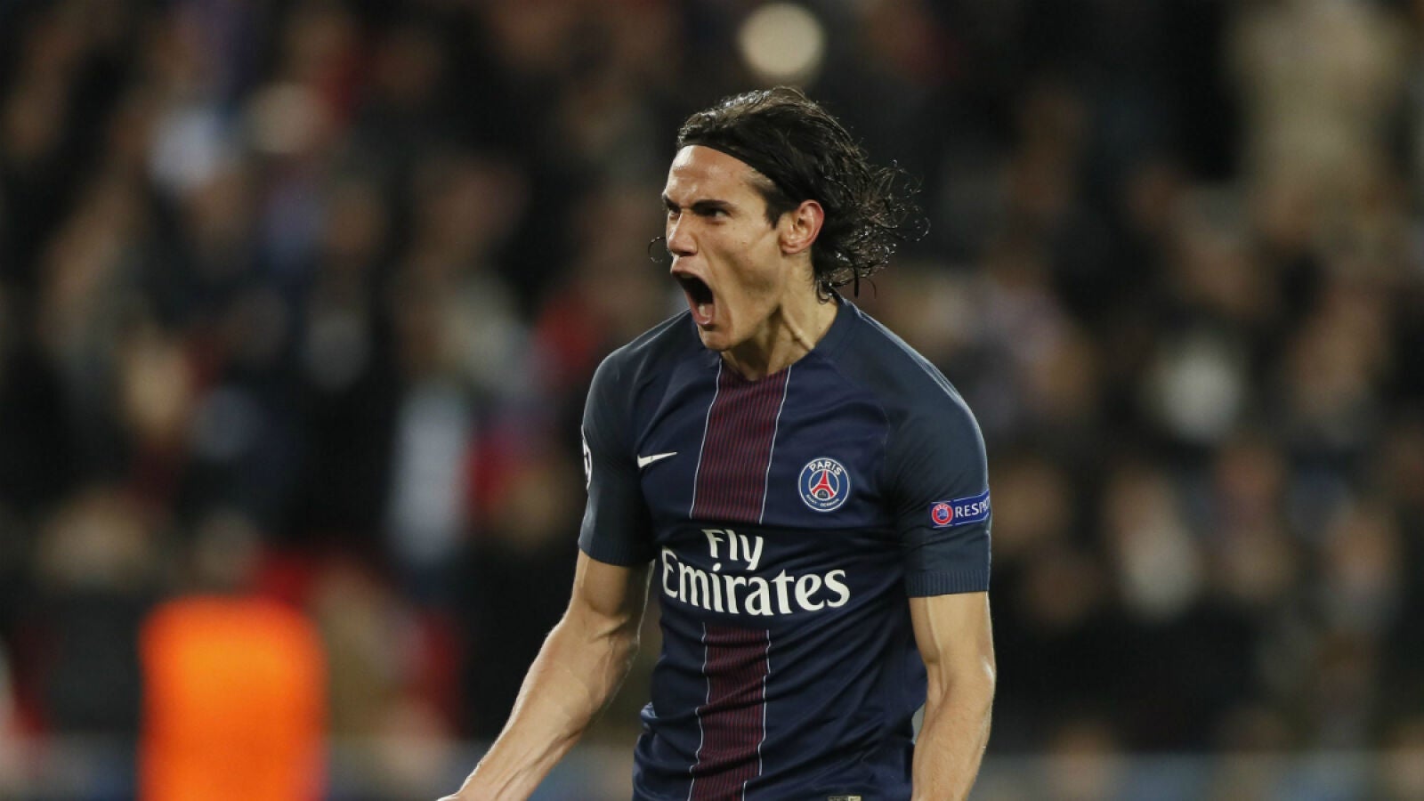 Cavani celebra un gol con el PSG