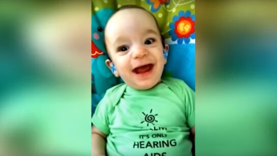 Momento del v&iacute;deo en el que el beb&eacute; oye a su madre por primera vez