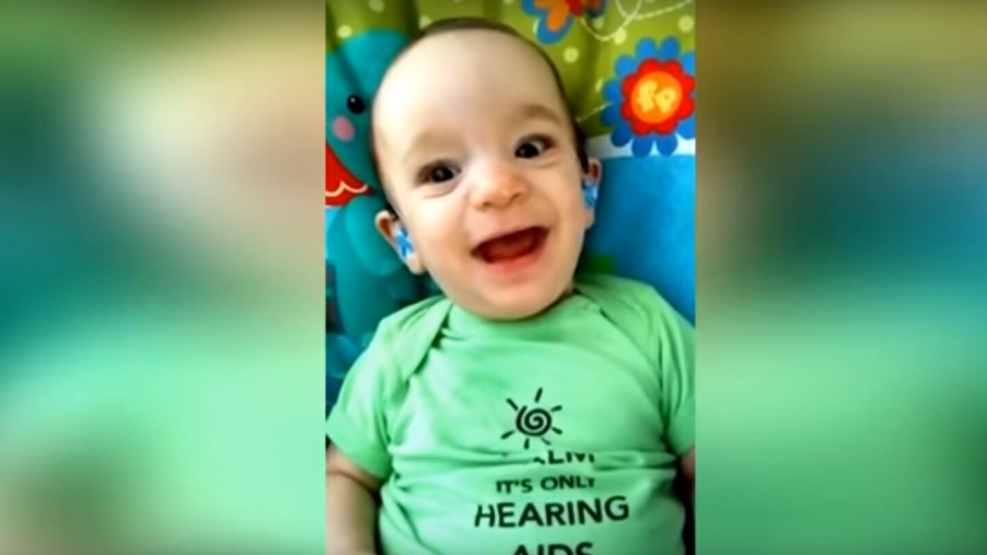Momento del v&iacute;deo en el que el beb&eacute; oye a su madre por primera vez