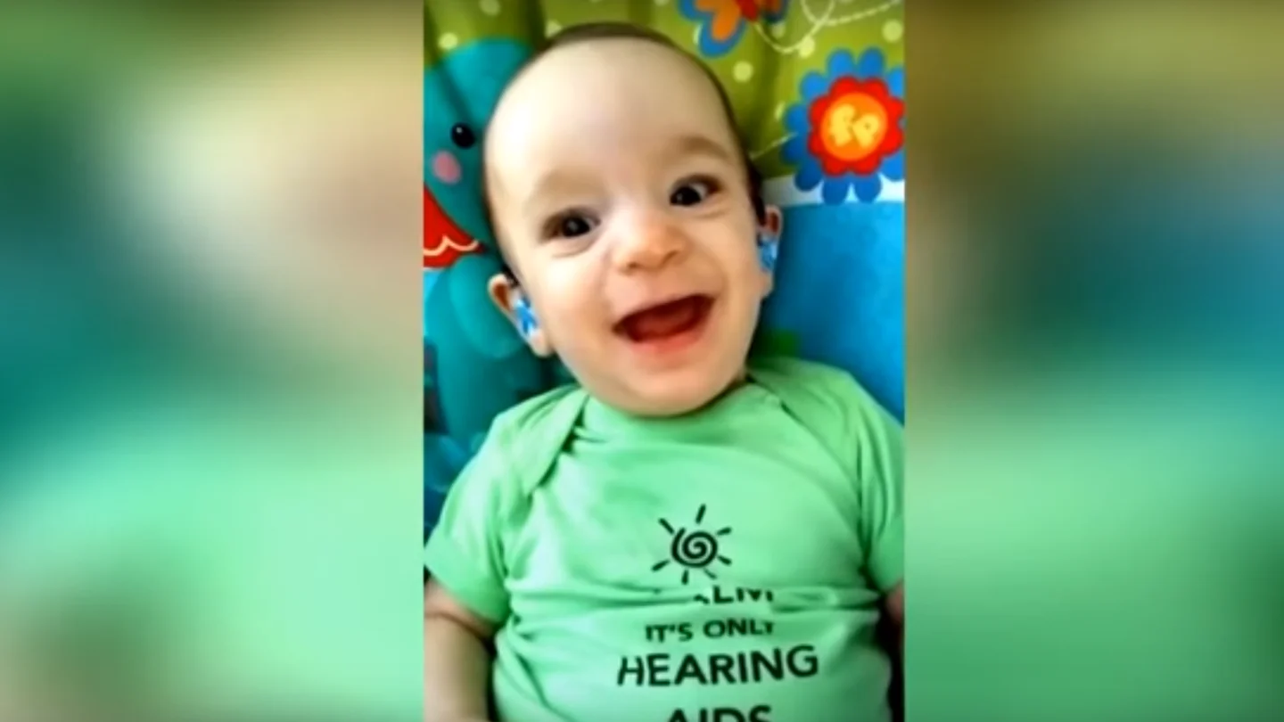Momento del vídeo en el que el bebé oye a su madre por primera vez Momento del vídeo en el que el bebé oye a su madre por primera vez