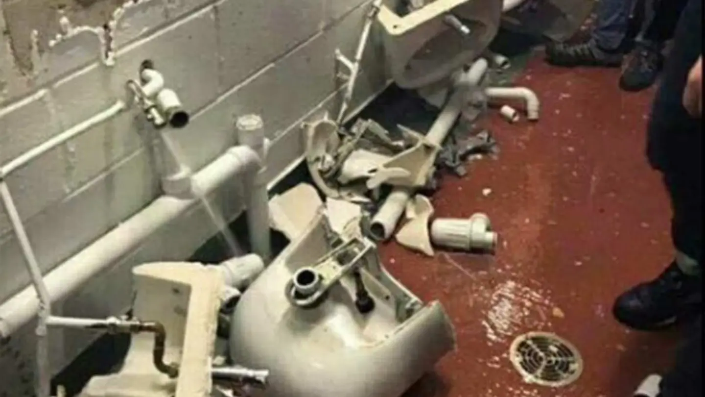 Así quedaron los lavabos de Old Trafford Así quedaron los lavabos de Old Trafford