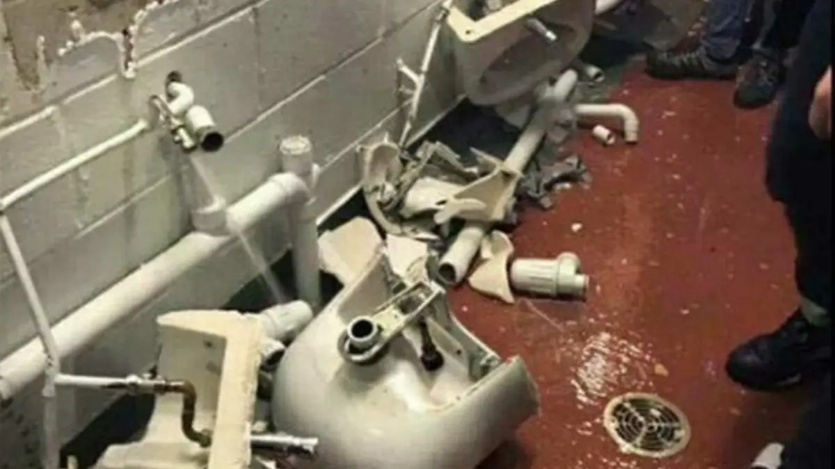 Así quedaron los lavabos de Old Trafford Así quedaron los lavabos de Old Trafford