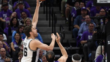 Pau Gasol lanza un gancho ante la defensa de Koufos