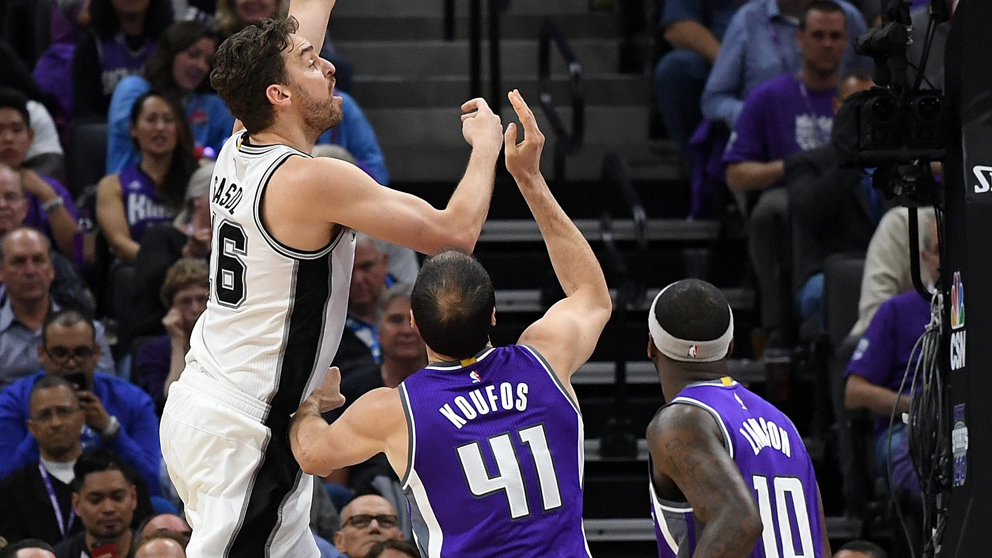 Pau Gasol lanza un gancho ante la defensa de Koufos Pau Gasol lanza un gancho ante la defensa de Koufos