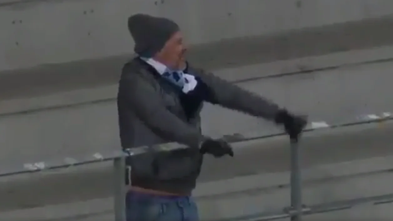 Este aficionado se ha vuelto viral en Suecia