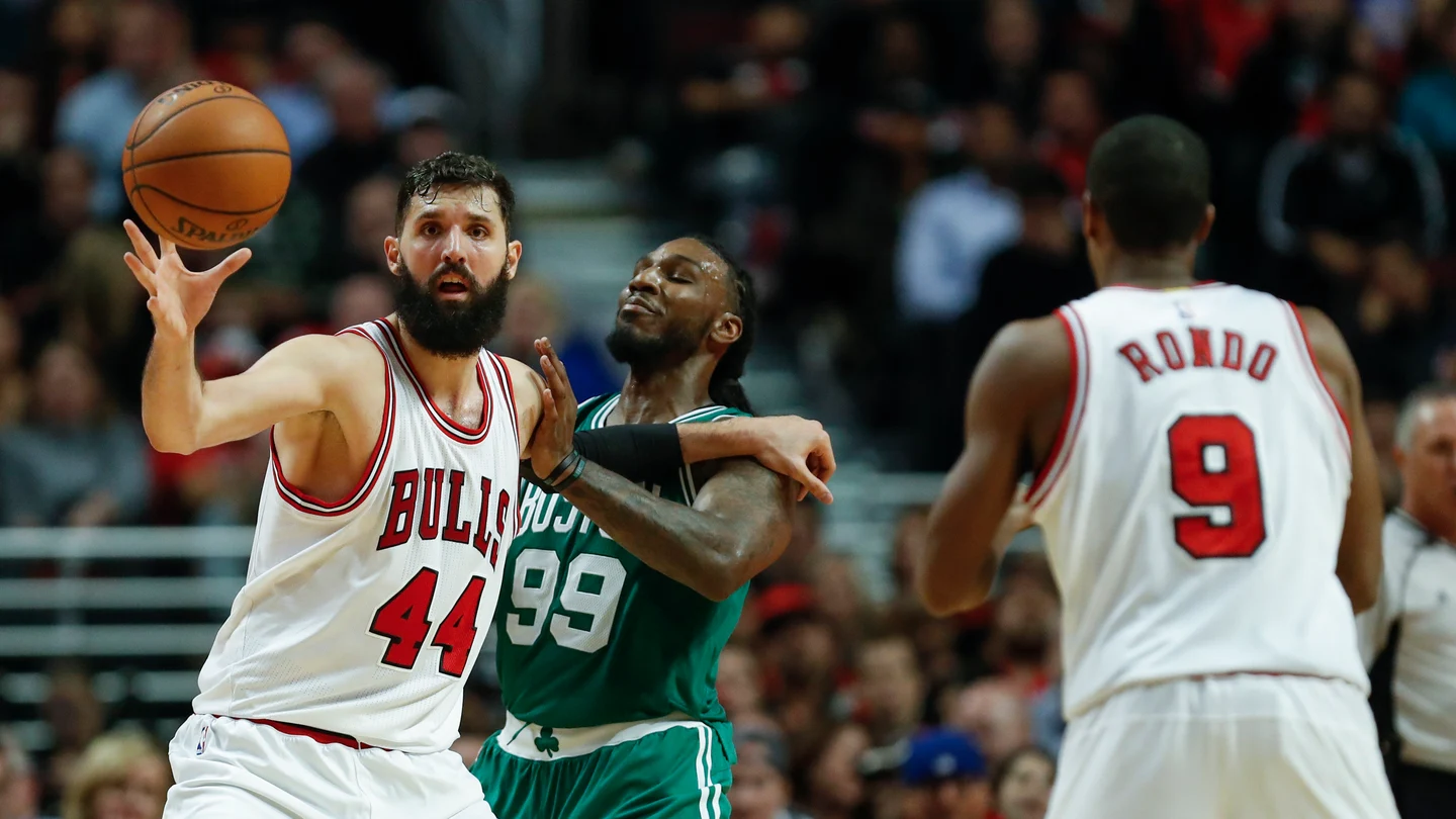 Nikola Mirotic recibe un pase de Rajon Rondo Nikola Mirotic recibe un pase de Rajon Rondo