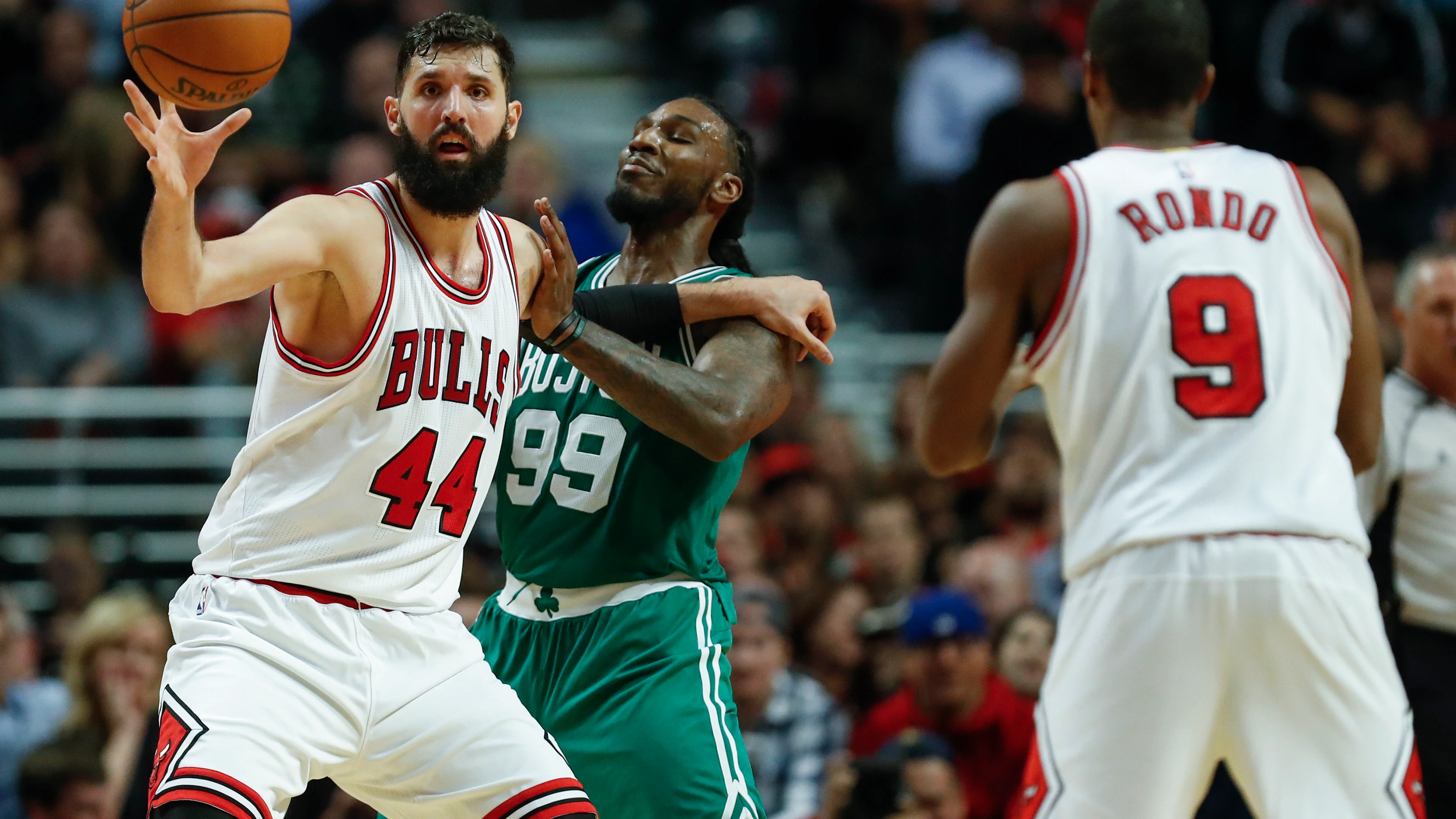 Nikola Mirotic recibe un pase de Rajon Rondo