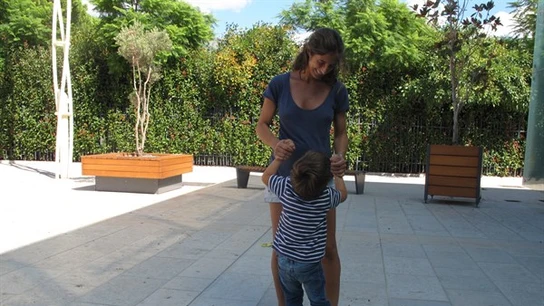 Rocío Martín Díez jugando con su hijo Felipón Rocío Martín Díez jugando con su hijo Felipón