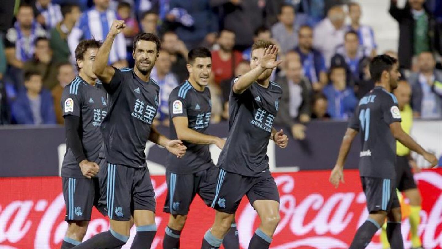 Xabi Prieto celebra el tanto con sus compa&ntilde;eros de la Real Sociedad.