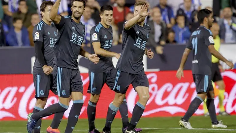 Xabi Prieto celebra el tanto con sus compañeros de la Real Sociedad.