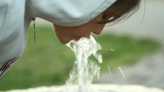 Una joven bebiendo agua Una joven bebiendo agua