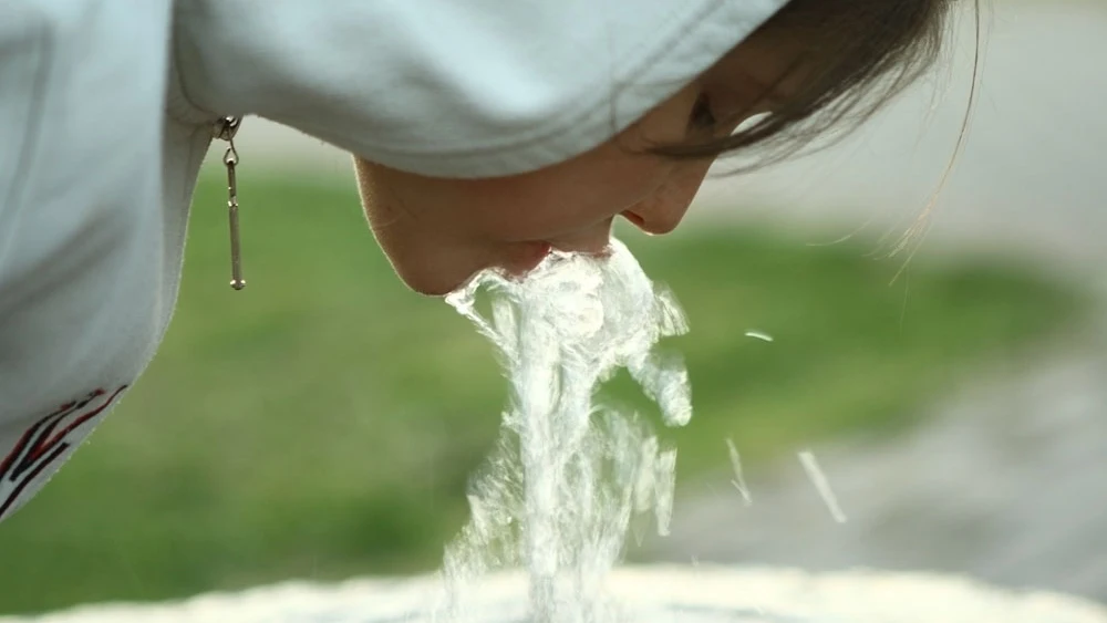 Una joven bebiendo agua