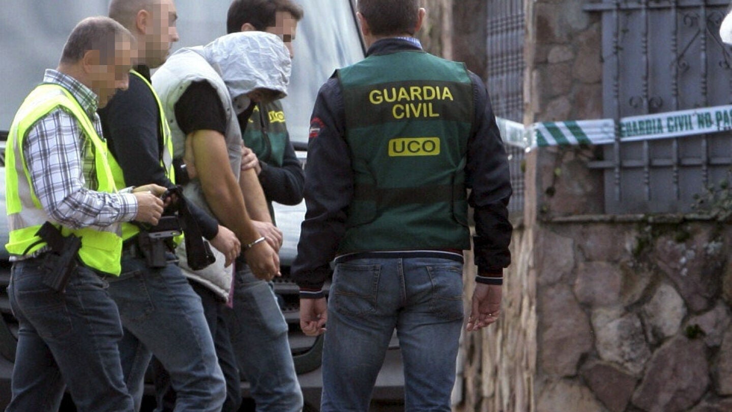 El asesino confeso del cu&aacute;druple crimen de Pioz, Patrick Nogueira Gouveia (c), escoltado por agentes de la Guardia Civil a su llegada el pasado mi&eacute;rcoles al chalet de la localidad guadalajare&ntilde;a 