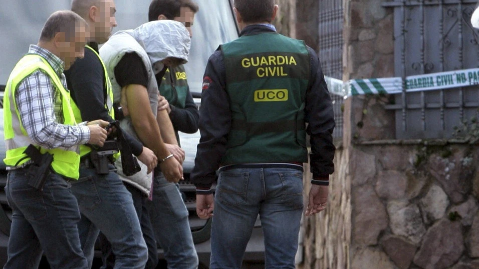 El asesino confeso del cuádruple crimen de Pioz, Patrick Nogueira Gouveia (c), escoltado por agentes de la Guardia Civil a su llegada el pasado miércoles al chalet de la localidad guadalajareña 